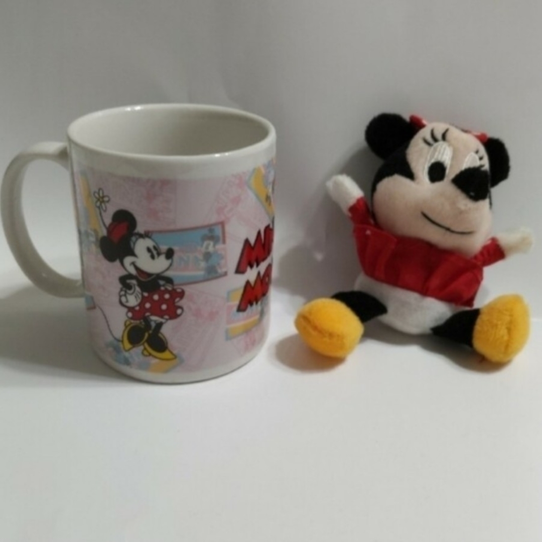 Disney(ディズニー)の☆新品☆ミニーマグカップ&ミニーぬいぐるみ☆2個セット エンタメ/ホビーのおもちゃ/ぬいぐるみ(キャラクターグッズ)の商品写真