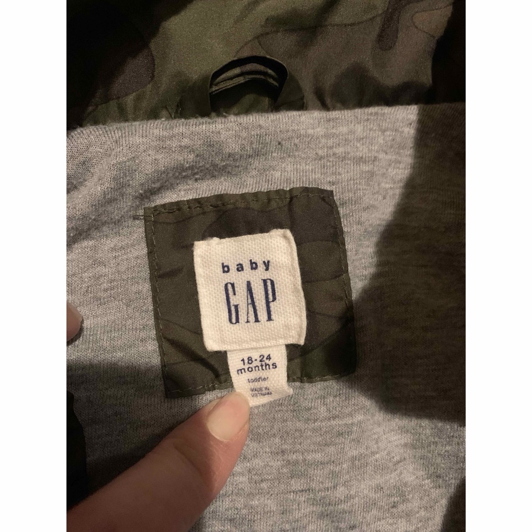 babyGAP(ベビーギャップ)のGAP ウィンドブレーカー迷彩　90サイズ　フード取り外し可 キッズ/ベビー/マタニティのキッズ服男の子用(90cm~)(ジャケット/上着)の商品写真