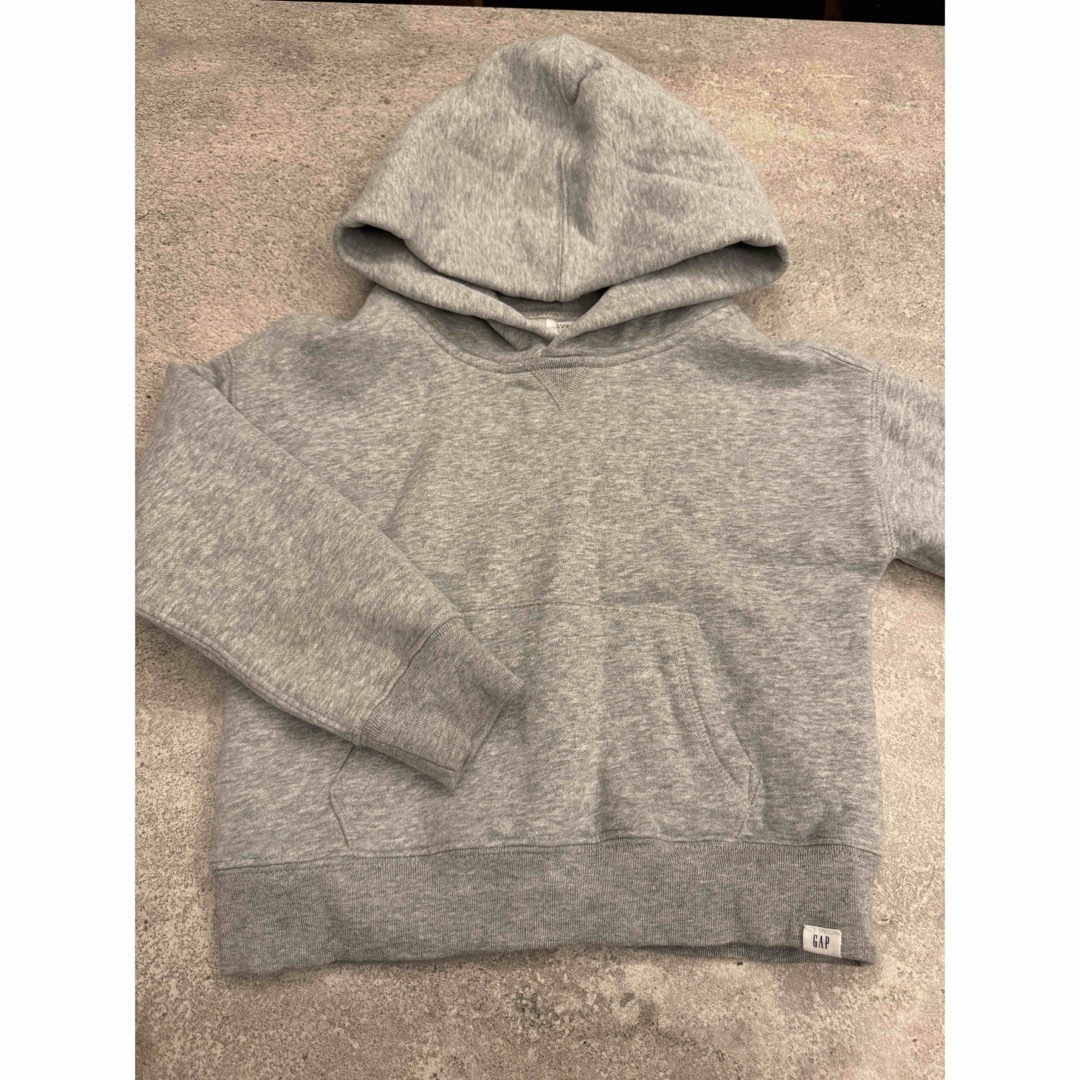 GAP(ギャップ)の美品　ギャップ　5y パーカー　グレー キッズ/ベビー/マタニティのキッズ服男の子用(90cm~)(Tシャツ/カットソー)の商品写真