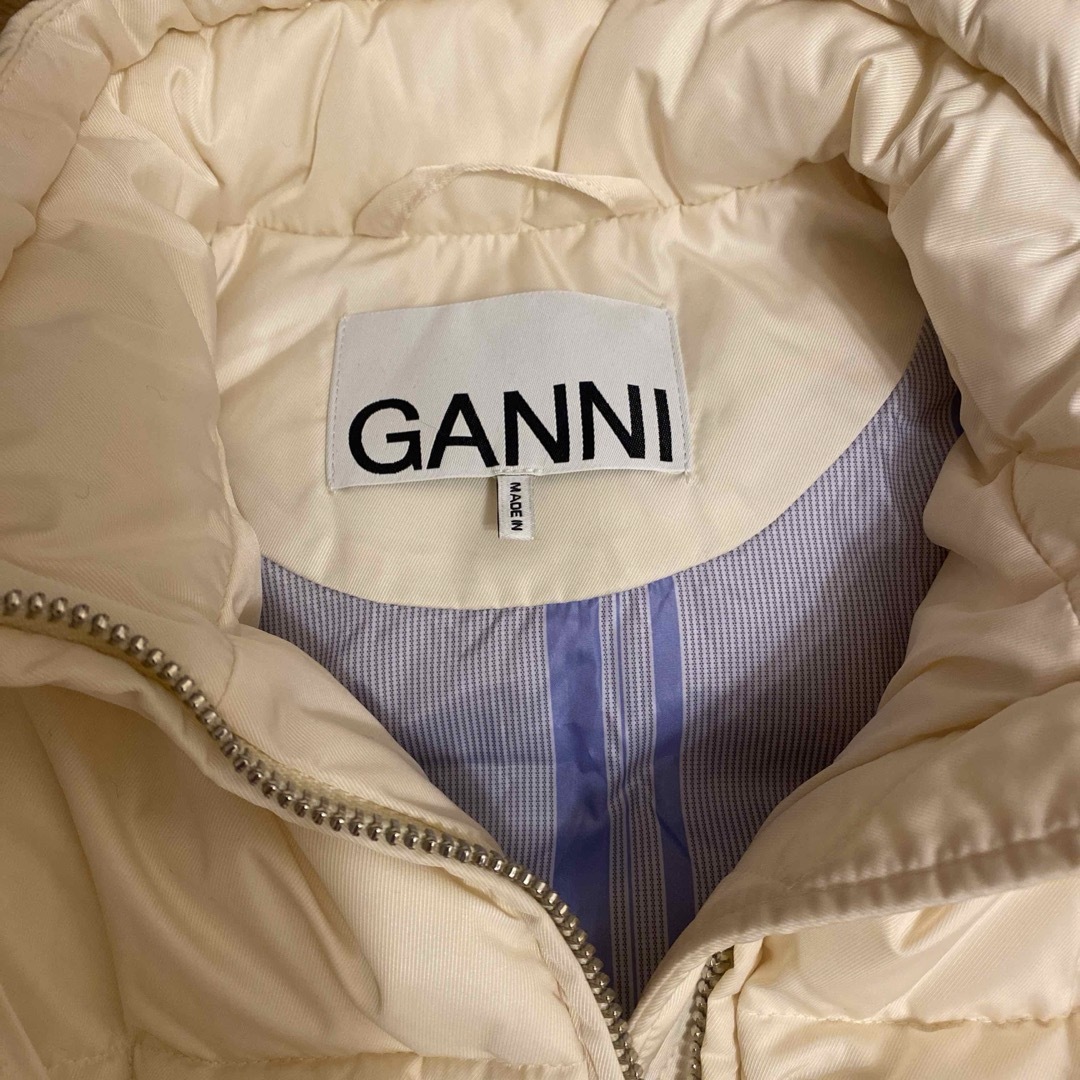 TOMORROWLAND(トゥモローランド)の新品 GANNI ダウンベスト ガニー ホワイト レディースのジャケット/アウター(ダウンベスト)の商品写真