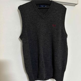 フレッドペリー(FRED PERRY)のフレッドペリー FRED PERRY ニットベスト ダークグレー　チャコール(ベスト)