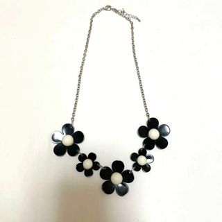 ウィゴー(WEGO)のwego ウィゴー お花フラワー 白黒 かわいい ネックレス(ネックレス)