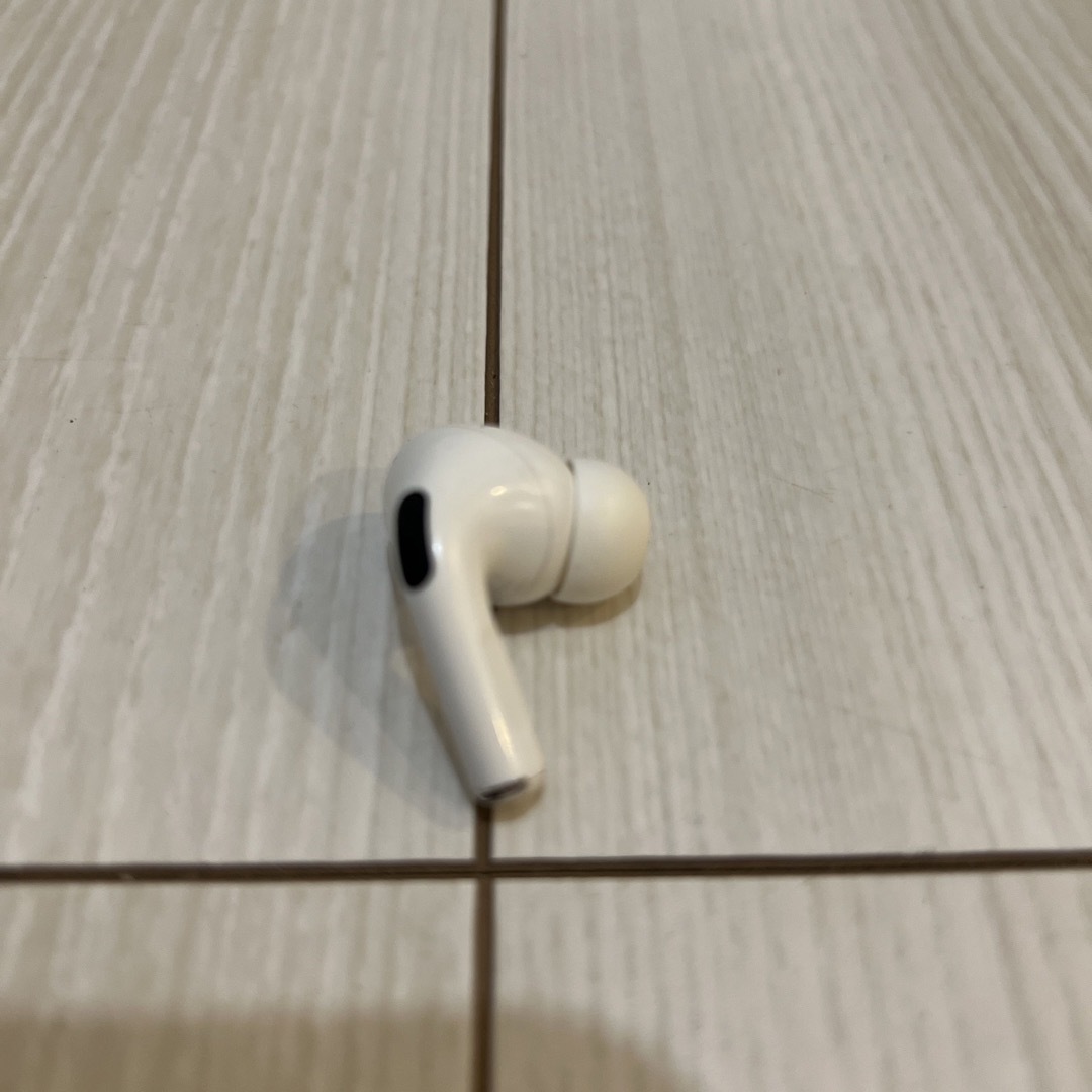 Apple(アップル)のApple airpods pro 右耳のみ スマホ/家電/カメラのオーディオ機器(ヘッドフォン/イヤフォン)の商品写真