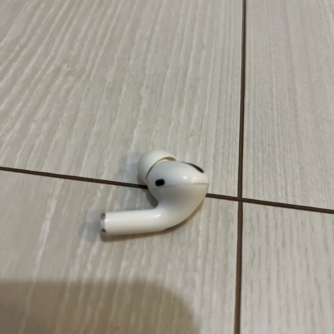 Apple(アップル)のApple airpods pro 右耳のみ スマホ/家電/カメラのオーディオ機器(ヘッドフォン/イヤフォン)の商品写真