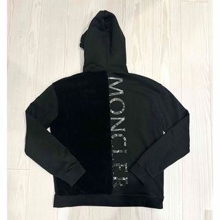 モンクレール(MONCLER)の【美品】モンクレール　フーディパーカー　ブラック L バックプリント(パーカー)