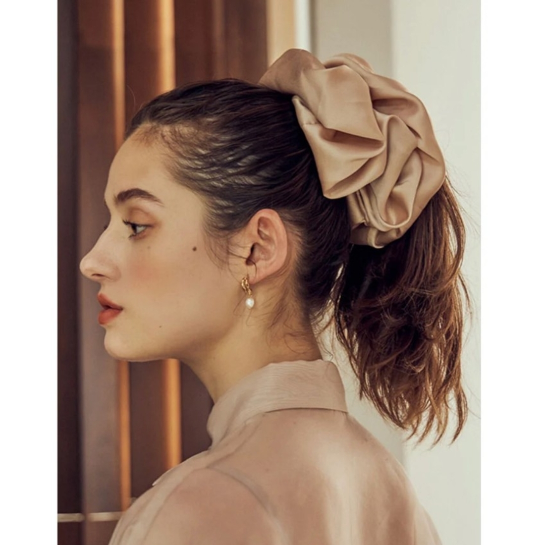 eimy istoire(エイミーイストワール)の新品 eimy istoire Satin Big Scrunchie レディースのヘアアクセサリー(ヘアゴム/シュシュ)の商品写真