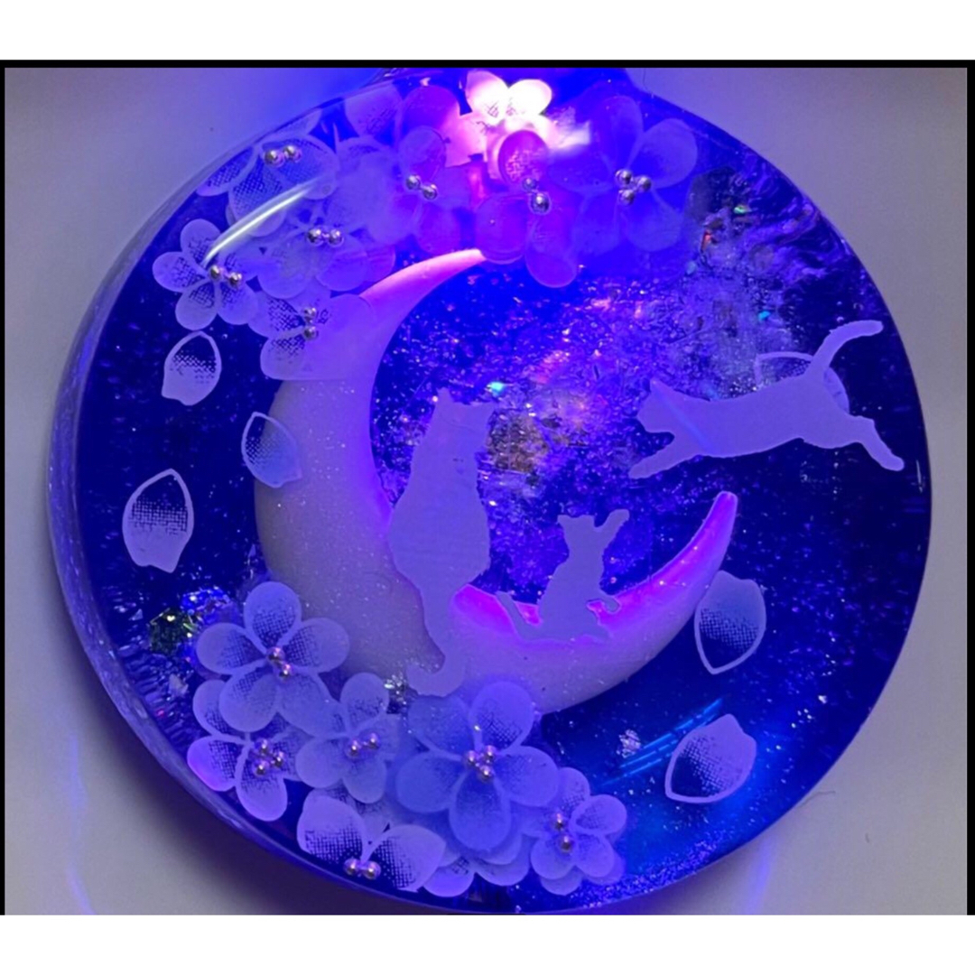 展示用/LED付き/レジン/青梅と三日月の親子猫　蓄光　オルゴナイトネックレス ハンドメイドのアクセサリー(ネックレス)の商品写真