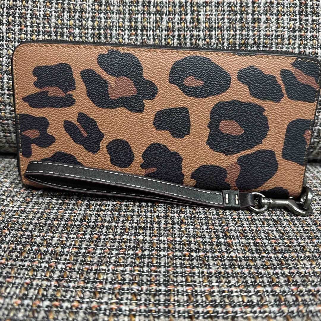 COACH(コーチ)の865  コーチ　長財布　ヒョウ柄　アニマルカラー　大人気　再入荷 レディースのファッション小物(財布)の商品写真