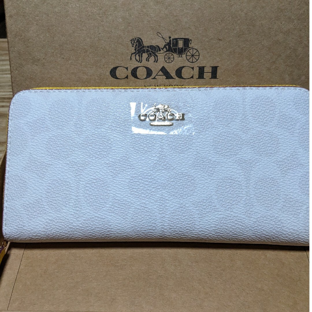 COACH(コーチ)のCOACH 長財布　白系シグネチャー中は黄色 レディースのファッション小物(財布)の商品写真