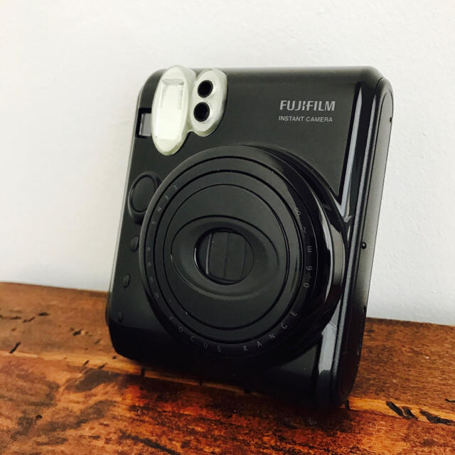 富士フイルム(フジフイルム)のチェキinstax mini 50S　PIANO BLACK スマホ/家電/カメラのカメラ(フィルムカメラ)の商品写真