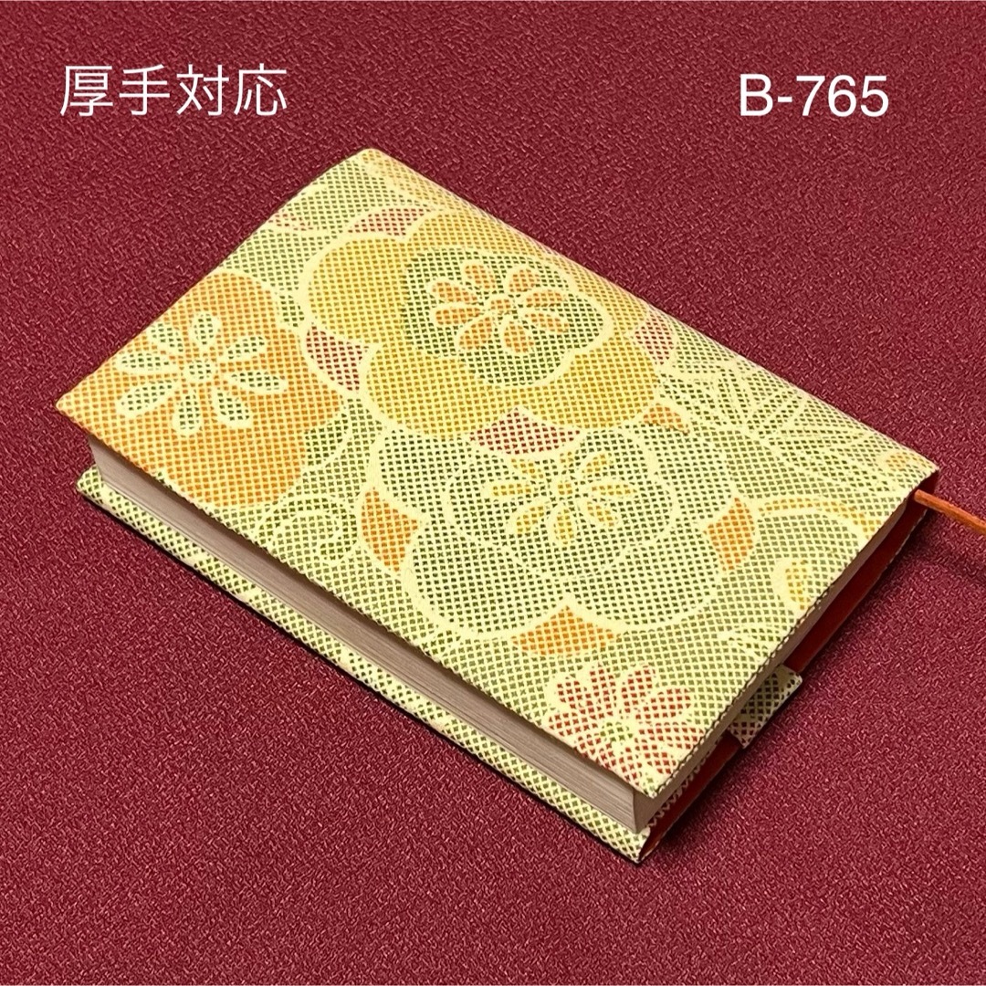 B-765厚手対応　ハンドメイド　本場染大島紬　梅花唐草文　文庫本ブックカバー ハンドメイドの文具/ステーショナリー(ブックカバー)の商品写真