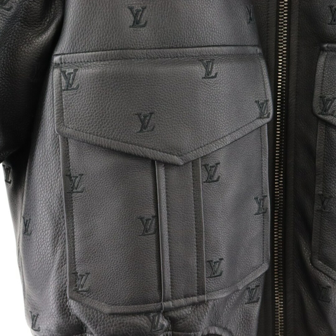 LOUIS VUITTON(ルイヴィトン)のLOUIS VUITTON ルイヴィトン 24SS LVブラゾン モチーフ レザーアビエイターカラー ジップアップジャケット ブラック RM241 GIQ HQL82E メンズのジャケット/アウター(フライトジャケット)の商品写真