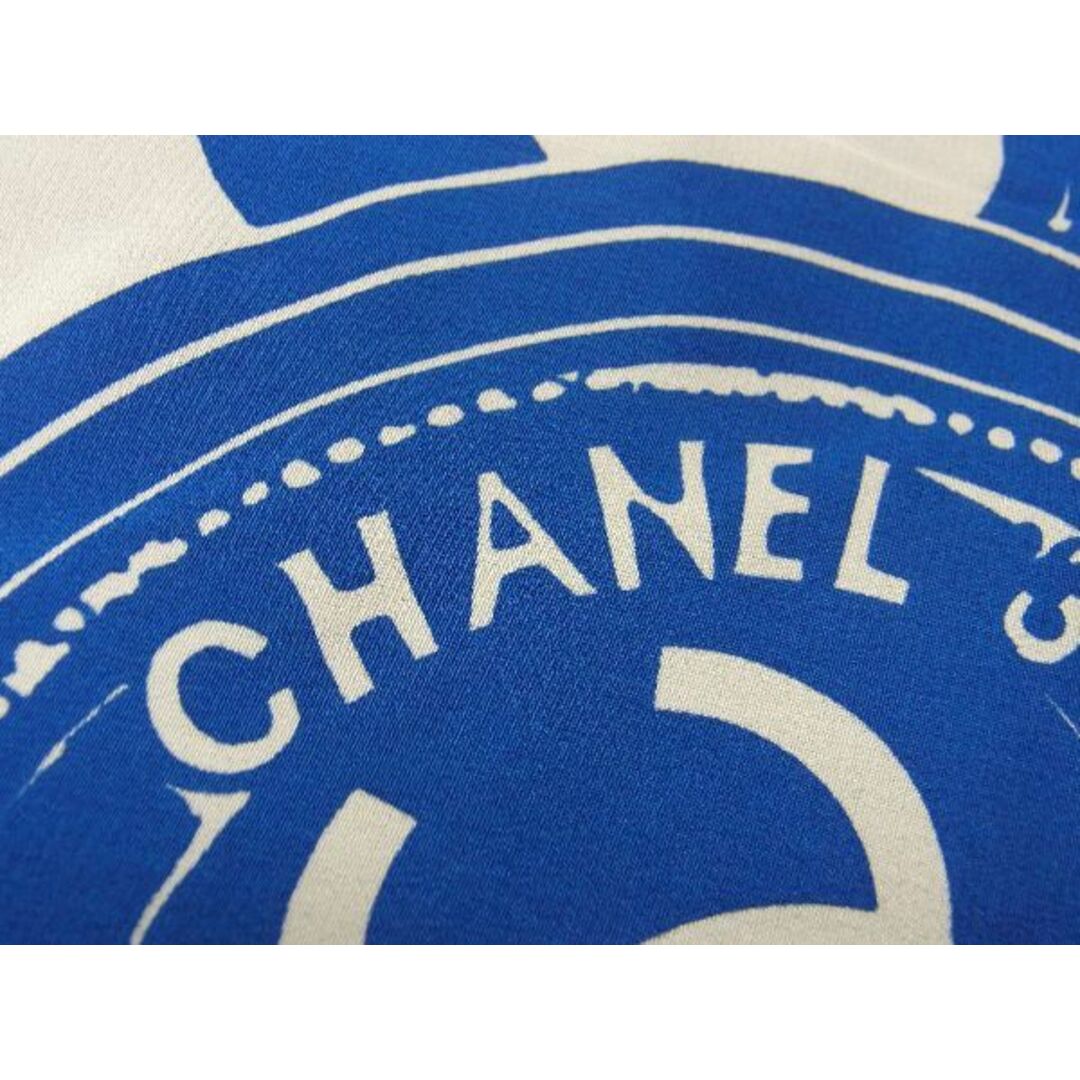 CHANEL(シャネル)の■希少■新品■未使用■ CHANEL シャネル ココマーク シルク100% スカーフ ストール ショール レディース アイボリー系×ブルー系 AT3394  レディースのアクセサリー(その他)の商品写真