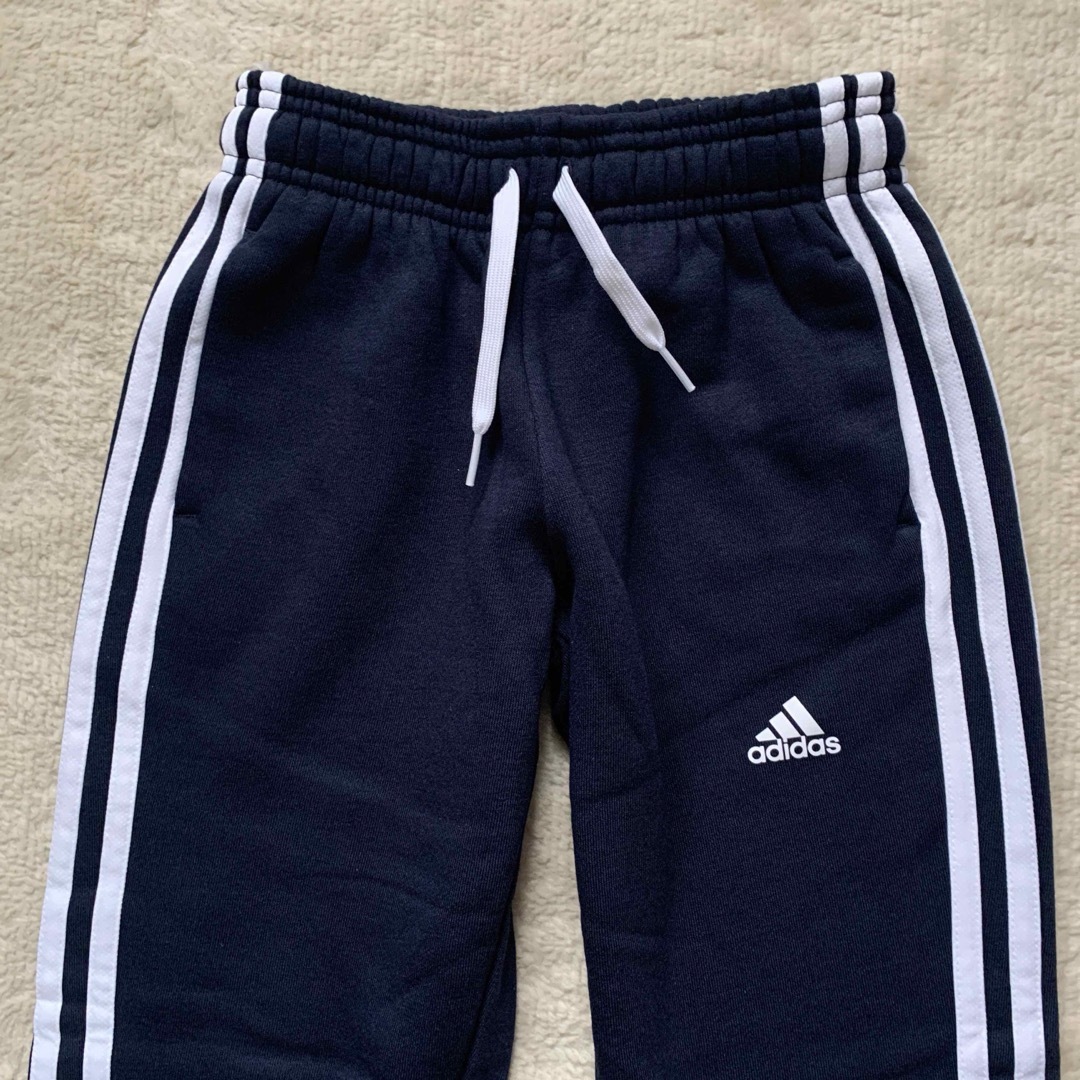 adidas(アディダス)のアディダス　スウェットパンツ　ロングパンツ　キッズ　130 キッズ/ベビー/マタニティのキッズ服男の子用(90cm~)(パンツ/スパッツ)の商品写真