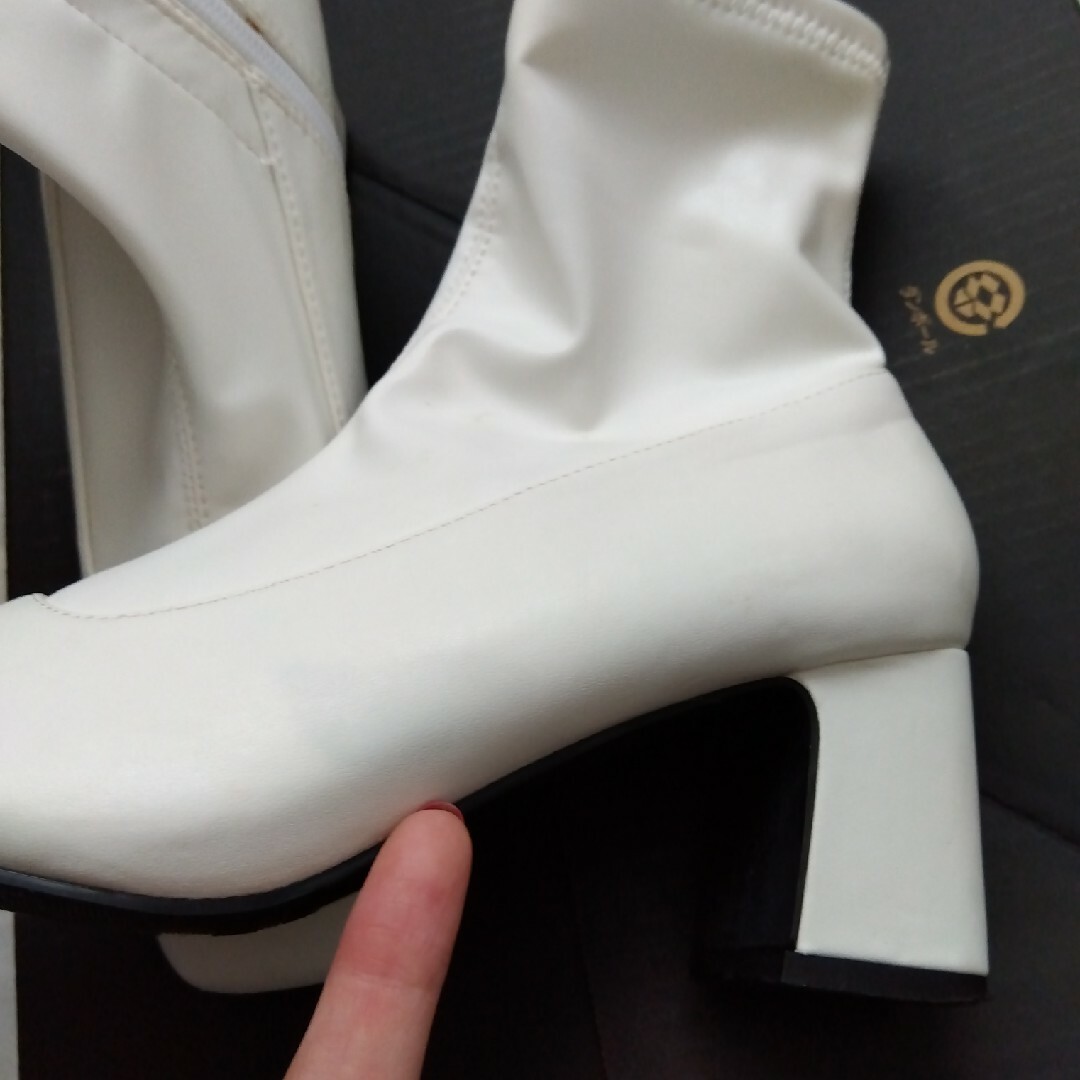 ショートブーツ　ブーツ　ヒール 6.5cm 24.5cm　ホワイト　白　美品 レディースの靴/シューズ(ブーツ)の商品写真