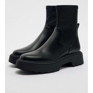 ZARA ストレッチレッグ フラット ショート アンクル ブーツ トラックソール(ブーツ)