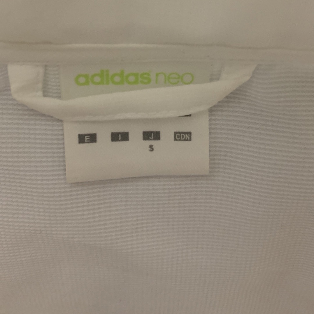 adidas(アディダス)の美品　adidas neo ホワイト&ゴールド　ジャケット　S   送料込み メンズのジャケット/アウター(ナイロンジャケット)の商品写真