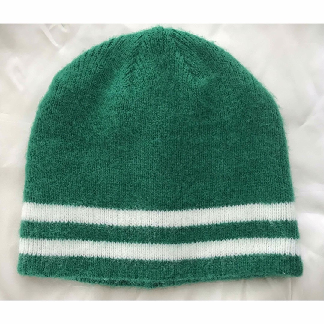 可愛らしいグリーンのニットキャップ　レディース　ビーニー メンズの帽子(ニット帽/ビーニー)の商品写真