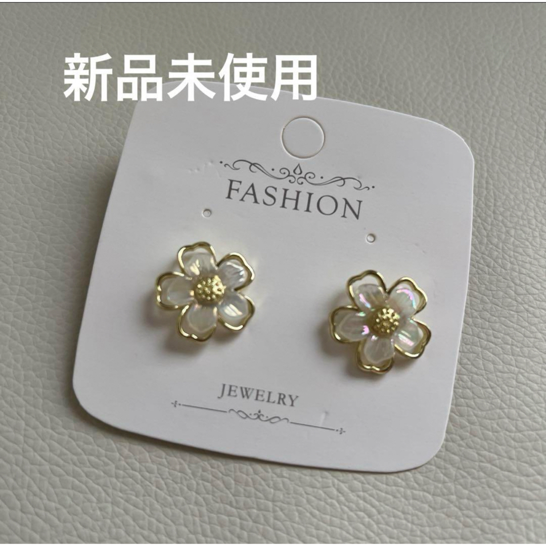 【新品】ピアス  かわいいお花  ホワイト　アクセサリー レディースのアクセサリー(ピアス)の商品写真