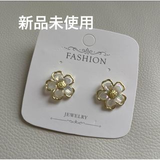 【新品】ピアス  かわいいお花  ホワイト　アクセサリー(ピアス)