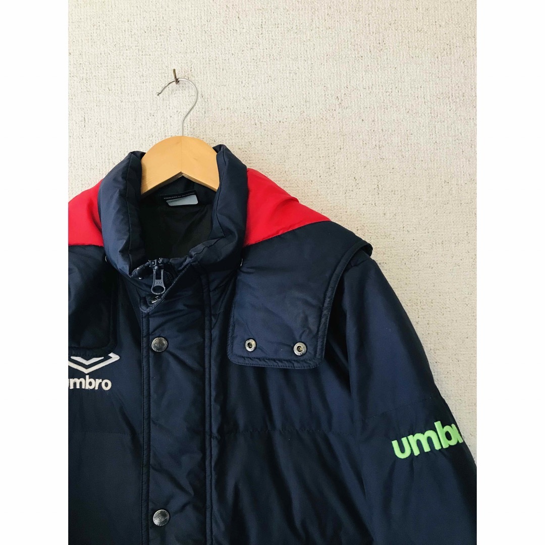 UMBRO(アンブロ)のアンブロ　ダウンベンチコート　ネイビー スポーツ/アウトドアのサッカー/フットサル(ウェア)の商品写真