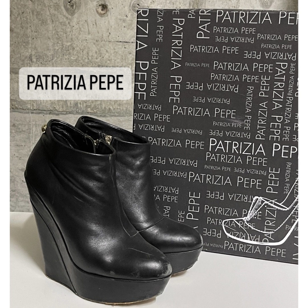 PATRIZIA PEPE(パトリツィアペペ)のPATRIZIA PEPE ウェッジショートブーツ（Black） レディースの靴/シューズ(ブーツ)の商品写真