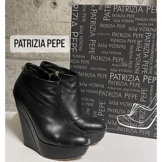 パトリツィアペペ(PATRIZIA PEPE)のPATRIZIA PEPE ウェッジショートブーツ（Black）(ブーツ)