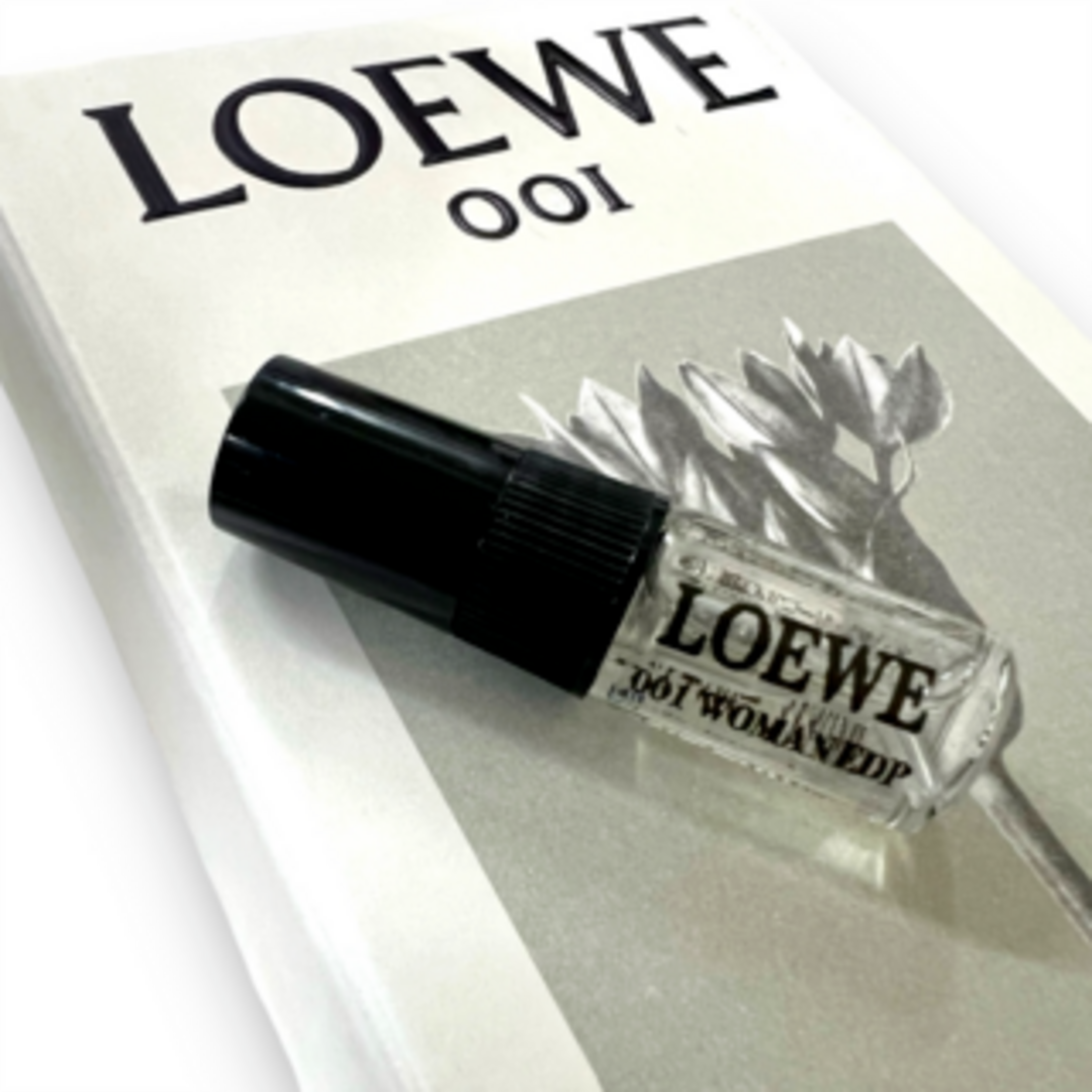 LOEWE(ロエベ)のロエベ　001　WOMAN　1.5ml　香水　サンプル コスメ/美容の香水(ユニセックス)の商品写真