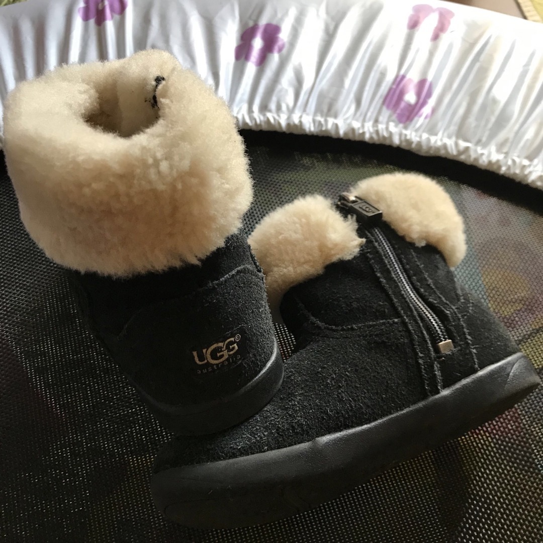 UGG(アグ)のUGG 16.0cm ブーツ キッズ スエード 黒 長靴 アグ キッズ/ベビー/マタニティのキッズ靴/シューズ(15cm~)(ブーツ)の商品写真