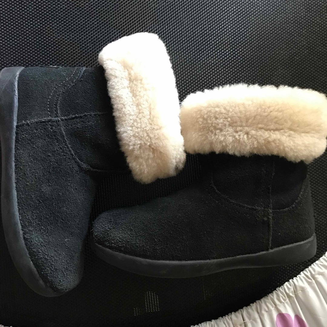 UGG(アグ)のUGG 16.0cm ブーツ キッズ スエード 黒 長靴 アグ キッズ/ベビー/マタニティのキッズ靴/シューズ(15cm~)(ブーツ)の商品写真