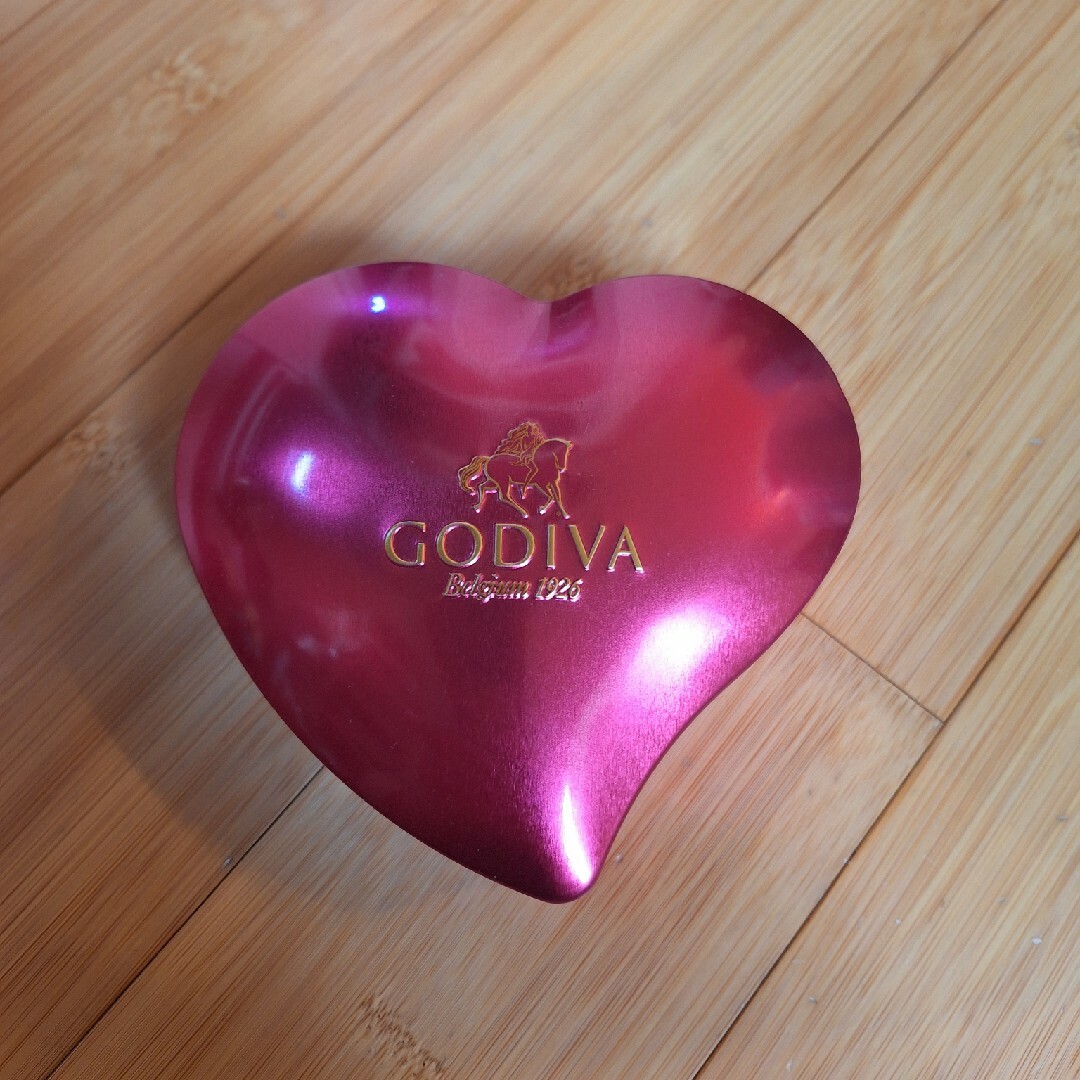 GODIVA(ゴディバ)のGODIVA  バレンタイン限定 ハート缶  (空缶) エンタメ/ホビーのコレクション(その他)の商品写真