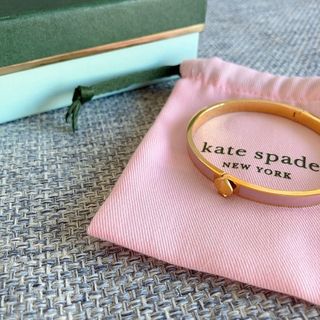 ケイトスペードニューヨーク(kate spade new york)のケイトスペード　バングル　ベビーピンク(ブレスレット/バングル)