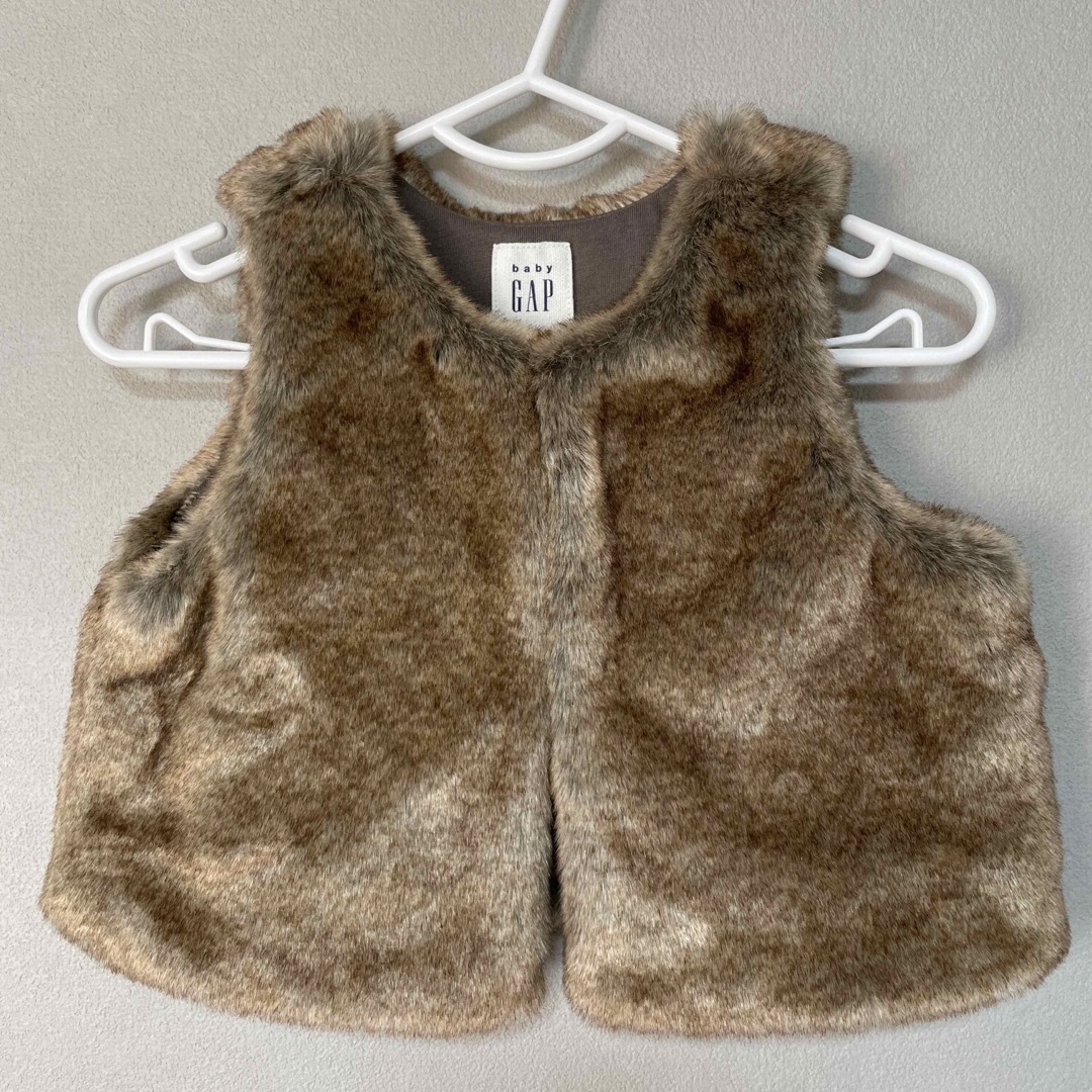 babyGAP(ベビーギャップ)のbaby GAP   ファーベスト　80㎝ キッズ/ベビー/マタニティのベビー服(~85cm)(ジャケット/コート)の商品写真