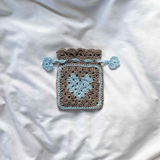かぎ針編みのハート巾着　ブルー×ブラウン(ポーチ)