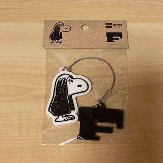 スヌーピー(SNOOPY)のスヌーピーイニシャルキーホルダーF  新品(キャラクターグッズ)