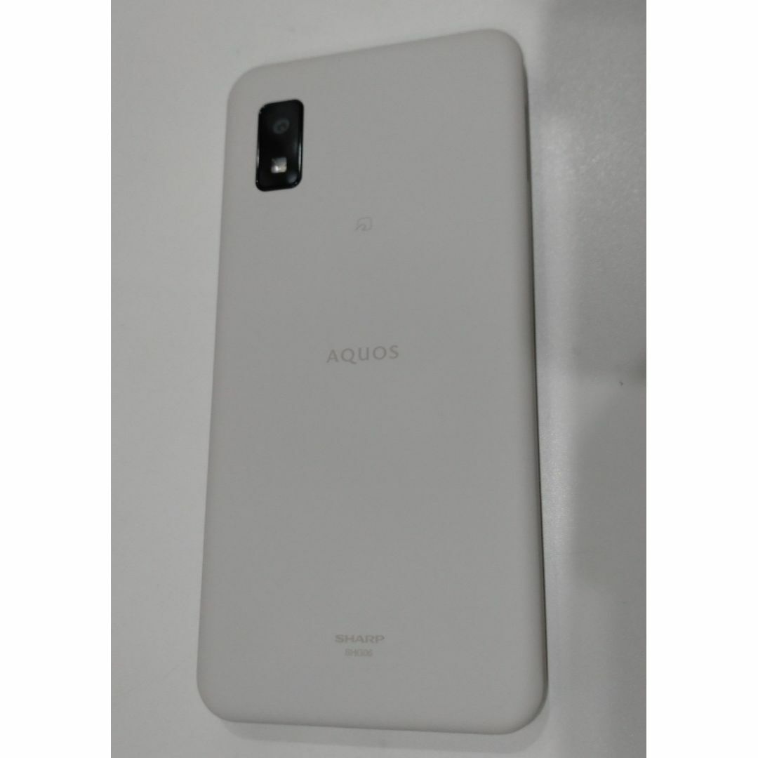 AQUOS(アクオス)の410 AQUOS wish SHG06 アイボリー スマートフォン スマホ/家電/カメラのスマートフォン/携帯電話(スマートフォン本体)の商品写真