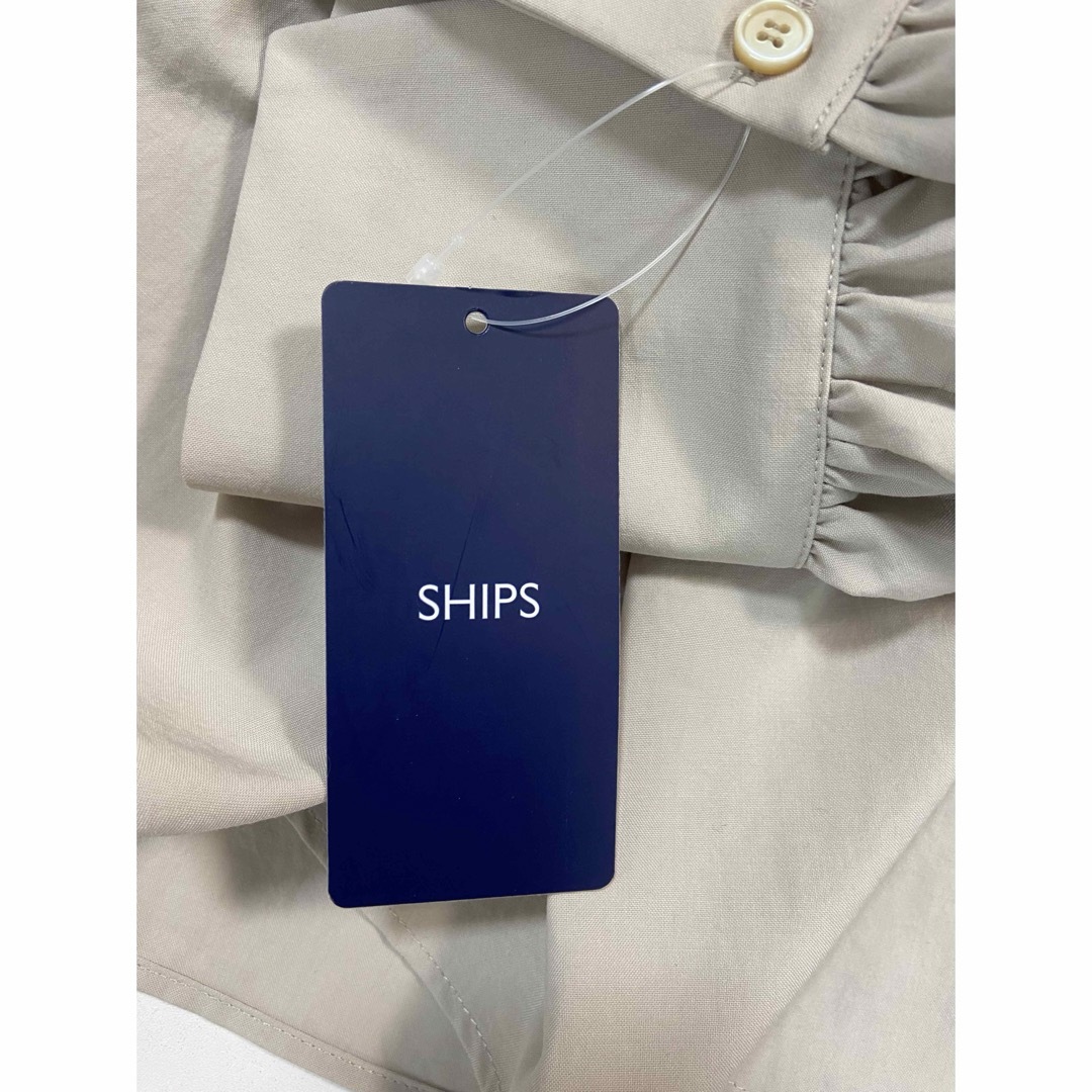 SHIPS(シップス)のSHIPS購入　パックフリルブラウス　ベージュ　新品未使用タグ付き レディースのトップス(シャツ/ブラウス(長袖/七分))の商品写真
