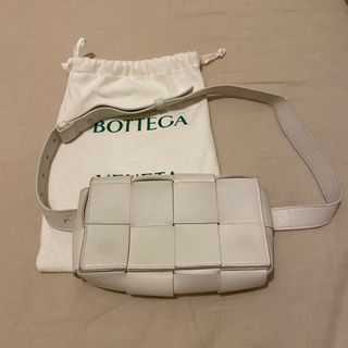 ボッテガヴェネタ(Bottega Veneta)のボッテガヴェネタ　カセットベルトバック　ホワイト(ショルダーバッグ)