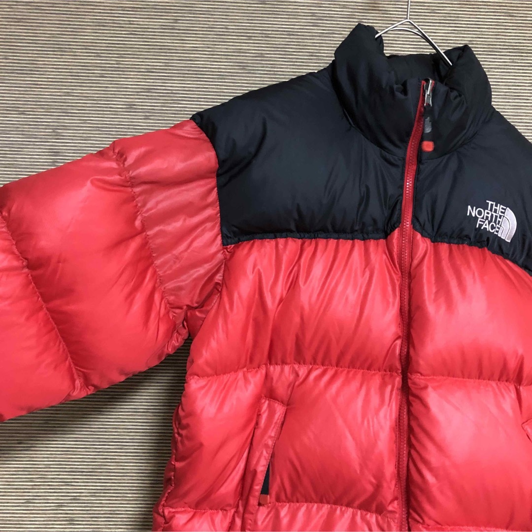 THE NORTH FACE(ザノースフェイス)のノースフェイス】ダウンジャケット　ヌプシ700　ブラックレッド　ワンポイント4K メンズのジャケット/アウター(ダウンジャケット)の商品写真