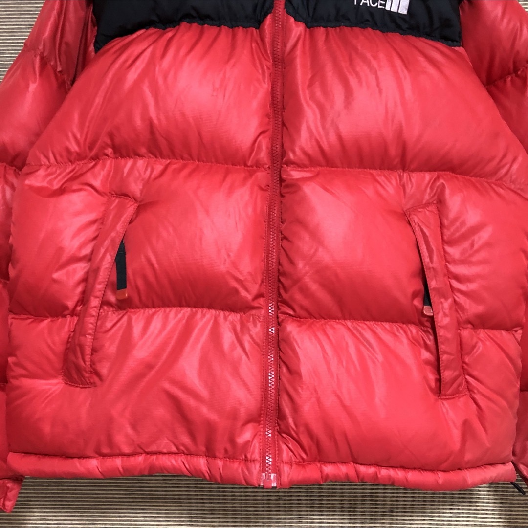 THE NORTH FACE(ザノースフェイス)のノースフェイス】ダウンジャケット　ヌプシ700　ブラックレッド　ワンポイント4K メンズのジャケット/アウター(ダウンジャケット)の商品写真