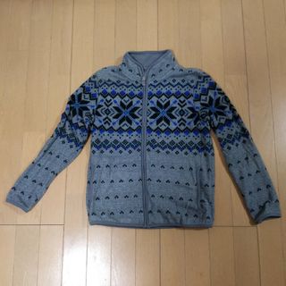 ユニクロ(UNIQLO)のUNIQLOユニクロフリース150サイズ使用品グレー雪の結晶柄(ジャケット/上着)