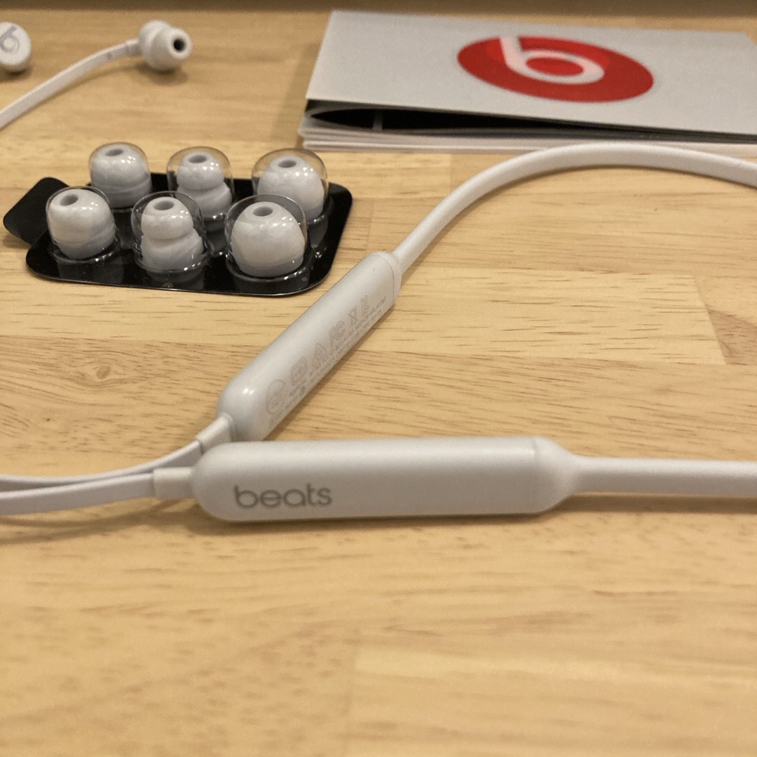 Beats(ビーツ)のbeats x ワイヤレス　イヤフォン　Bluetooth スマホ/家電/カメラのオーディオ機器(ヘッドフォン/イヤフォン)の商品写真