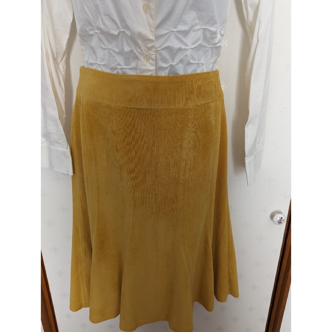キレイなイエロースエ−ド風フレアスカート レディースのスカート(ひざ丈スカート)の商品写真