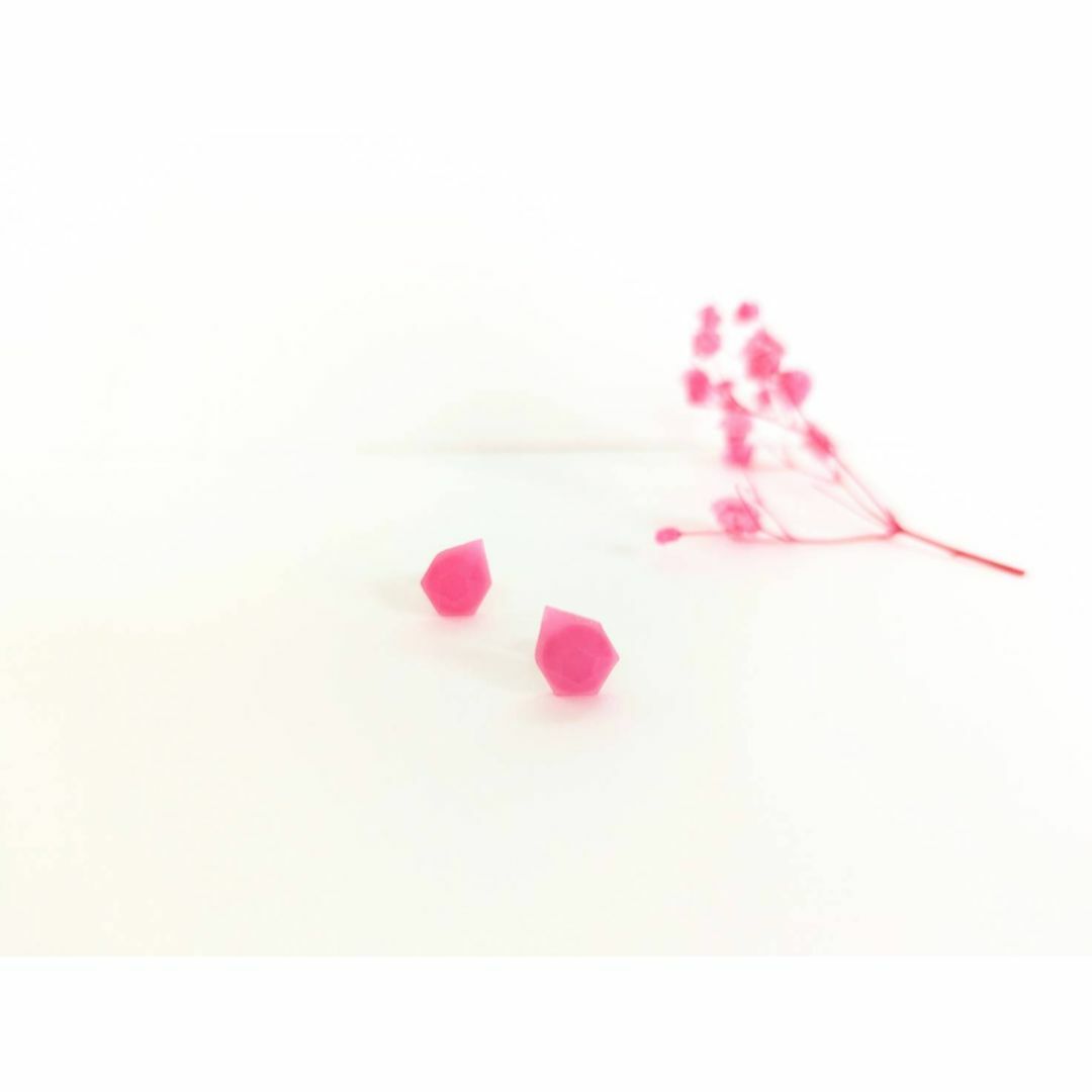 小ぶりのしずくピアス　ピンク ハンドメイドのアクセサリー(ピアス)の商品写真