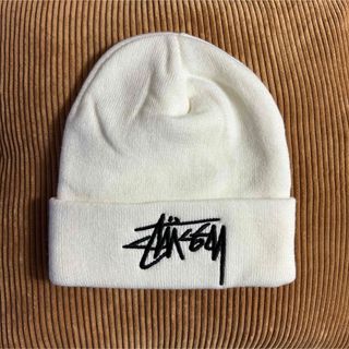 ステューシー(STUSSY)のStussyニット帽 ビーニー 刺繍 白(ニット帽/ビーニー)