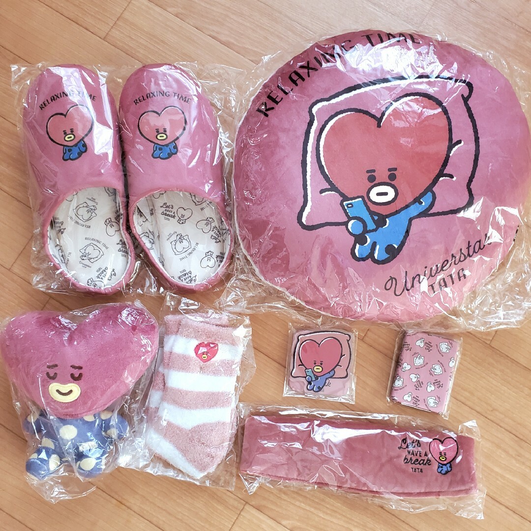 BT21(ビーティーイシビル)のBT21 ハッピーバッグ TATA タタ BTS スリッパ ぬいぐるみ 靴下 エンタメ/ホビーのおもちゃ/ぬいぐるみ(キャラクターグッズ)の商品写真