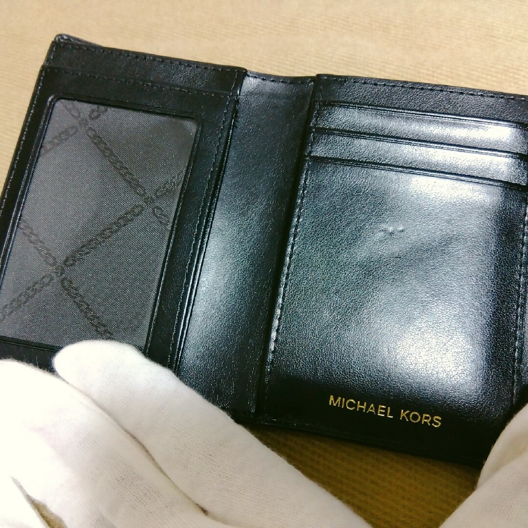 Michael Kors(マイケルコース)の■マイケルコース　MICHAEL KORS■箱有り■２つ折り財布　ブラック レディースのファッション小物(財布)の商品写真