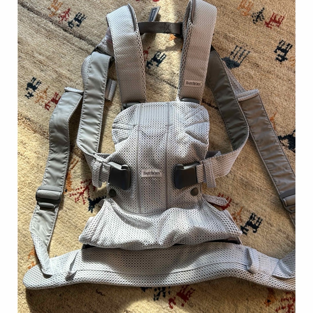 BABYBJORN(ベビービョルン)のベビービョルン　ベビーキャリア　ONEKAI airシルバーメッシュ　ベビー キッズ/ベビー/マタニティの外出/移動用品(抱っこひも/おんぶひも)の商品写真