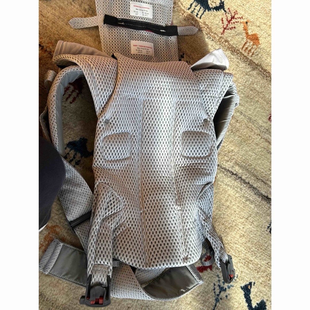 BABYBJORN(ベビービョルン)のベビービョルン　ベビーキャリア　ONEKAI airシルバーメッシュ　ベビー キッズ/ベビー/マタニティの外出/移動用品(抱っこひも/おんぶひも)の商品写真