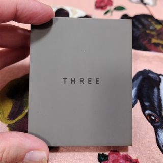 スリー(THREE)の【美品】THREE シマリンググローデュオ 01(チーク)